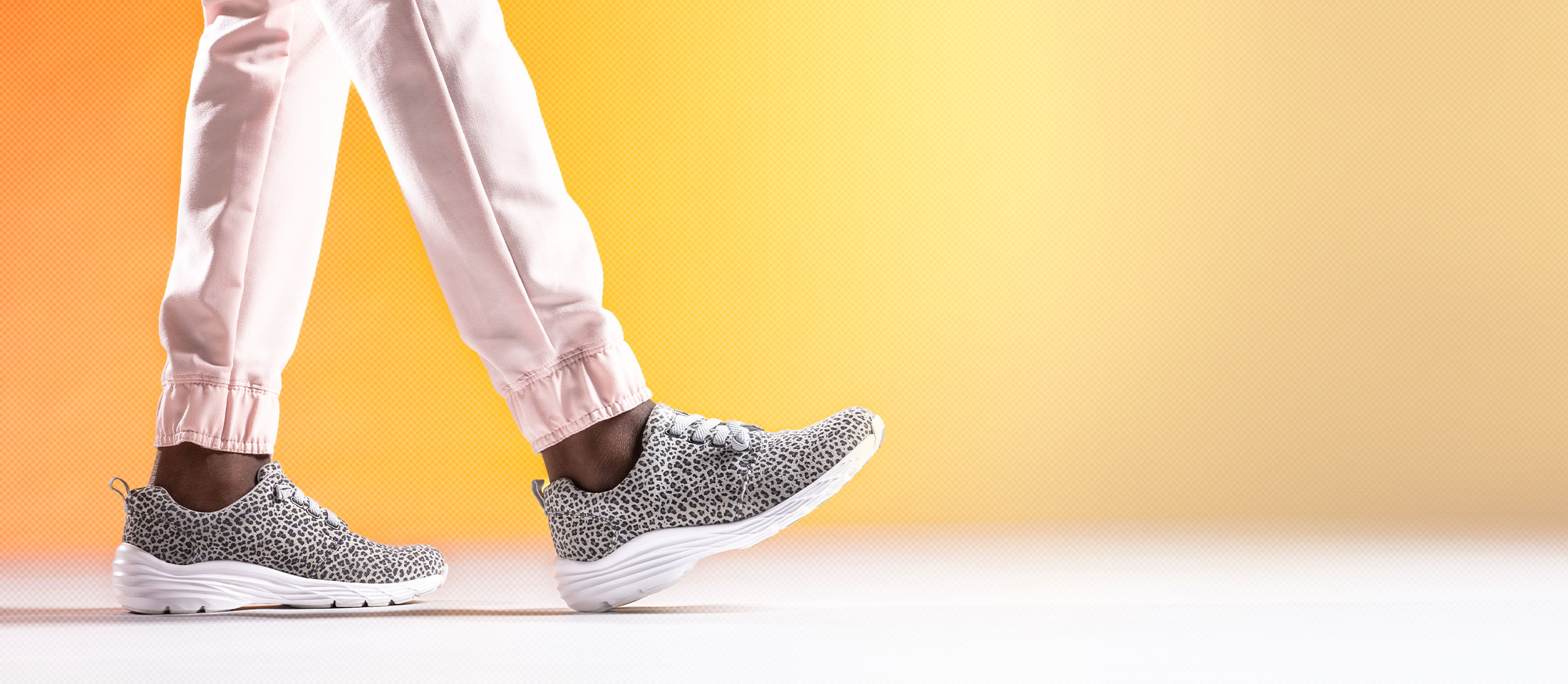 Mujer con el Align Velocity en gris.