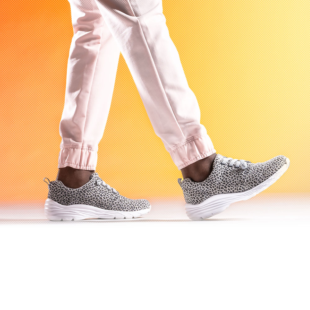 Mujer con el Align Velocity en gris.